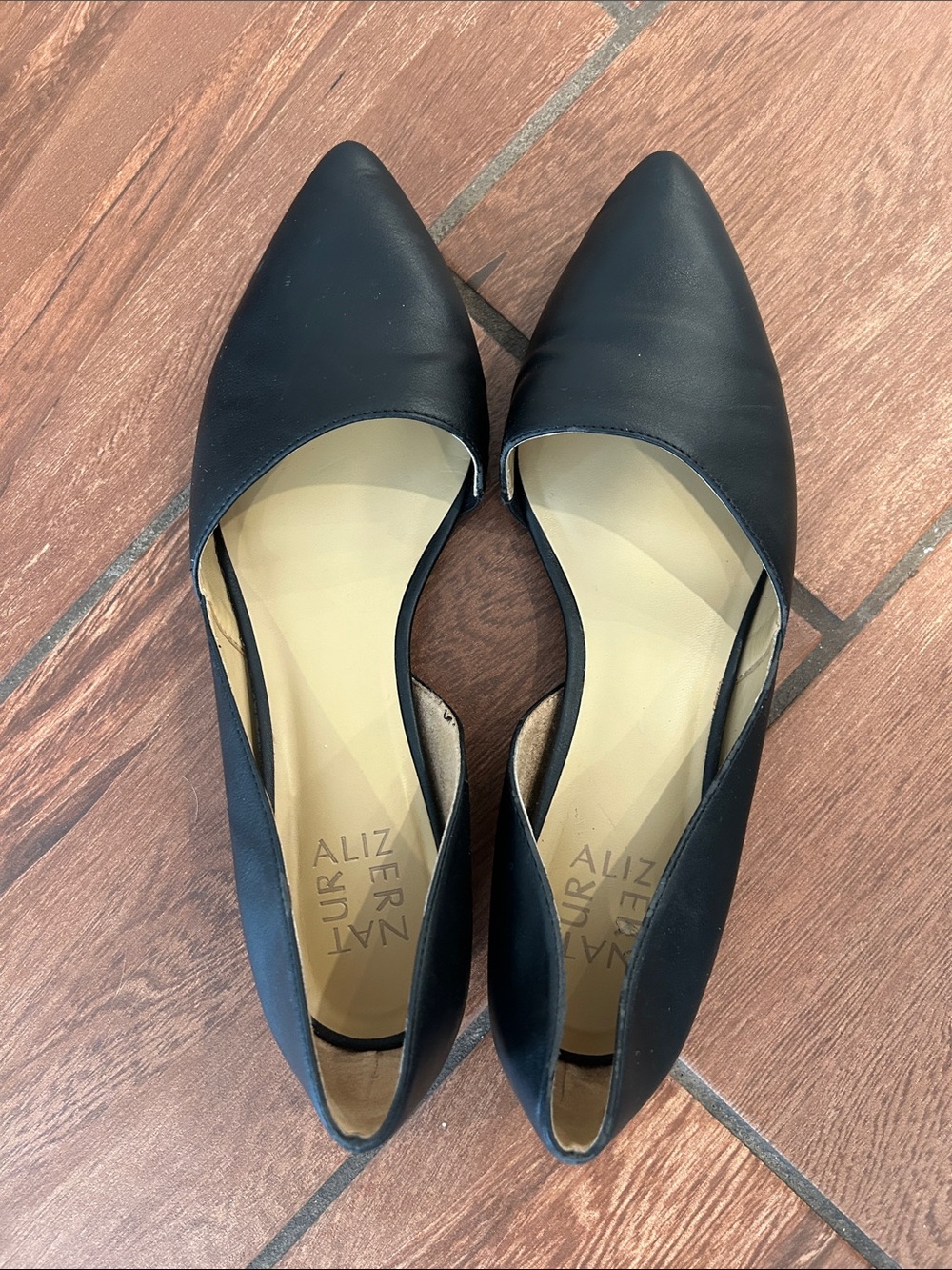 Natural size 8.5 Tennessee black flats